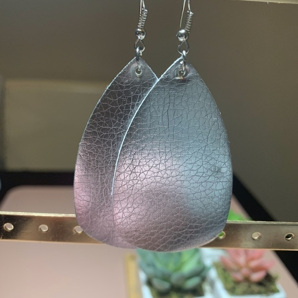 SALE💚 any 3 for $18 💚 Rose & Silver Leather Drop Earrings - Picture 2 of 3